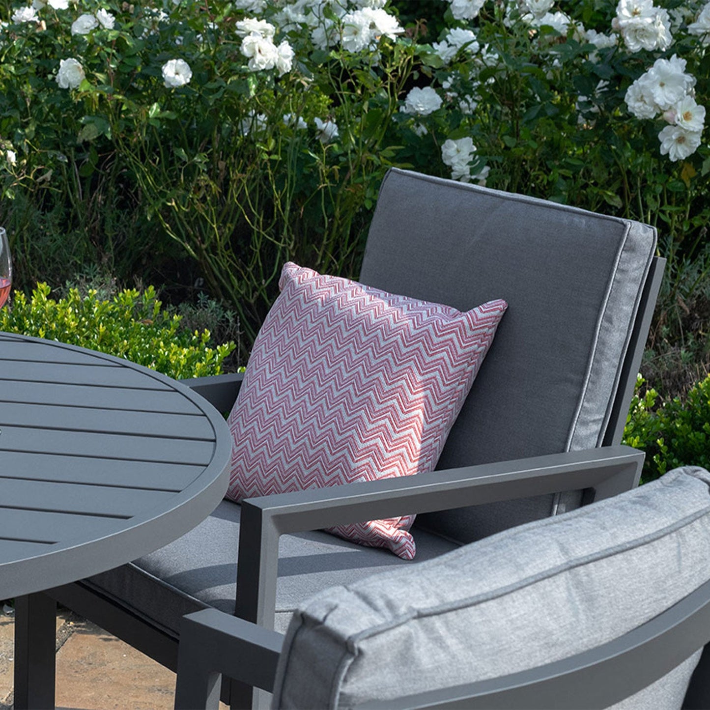 New York Outdoor 4 Seat Round Dining Set