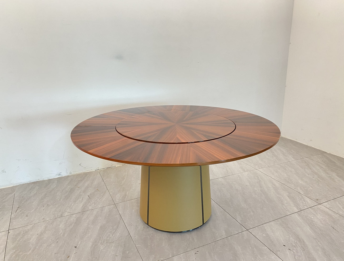 Bentley Whitby Dinning Table
