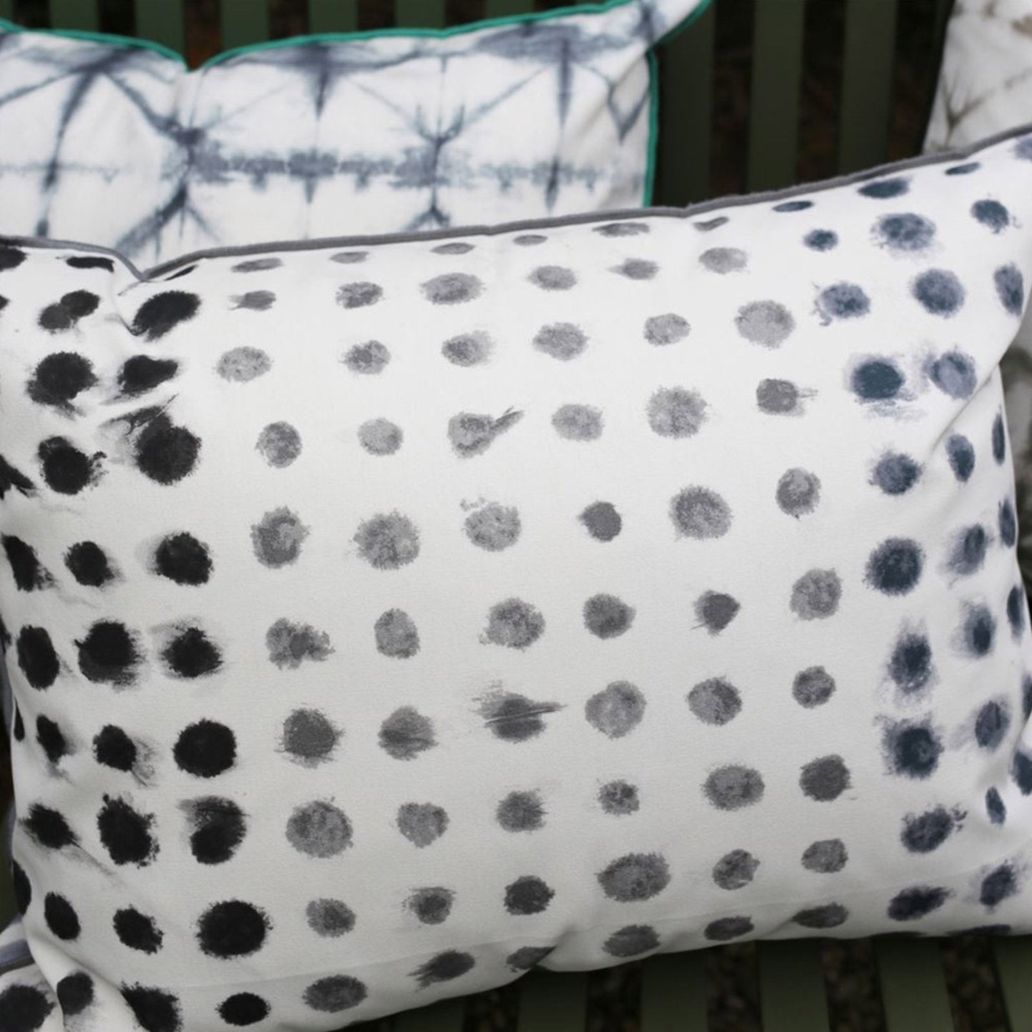 Outdoor Amlapura Rectangular Cushion, Black & White