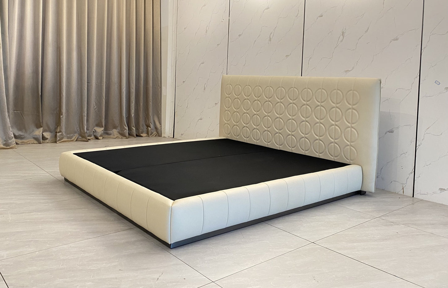 Minotti Curtis Bed
