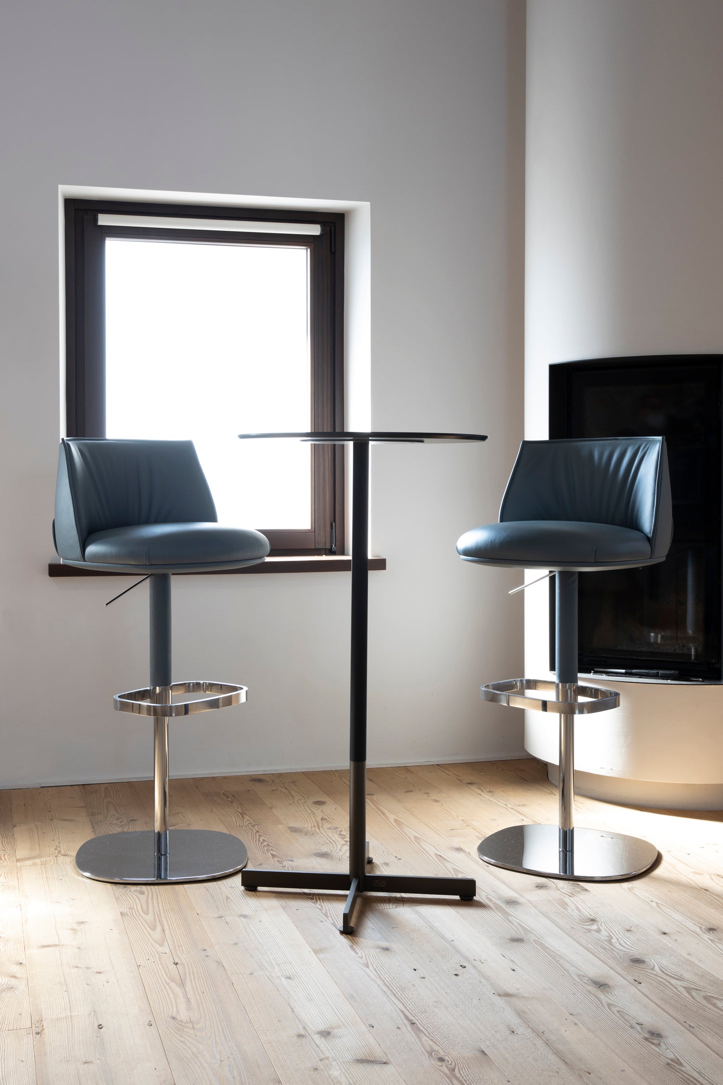 Poltrona Frau Bob Bistrot Bar Table