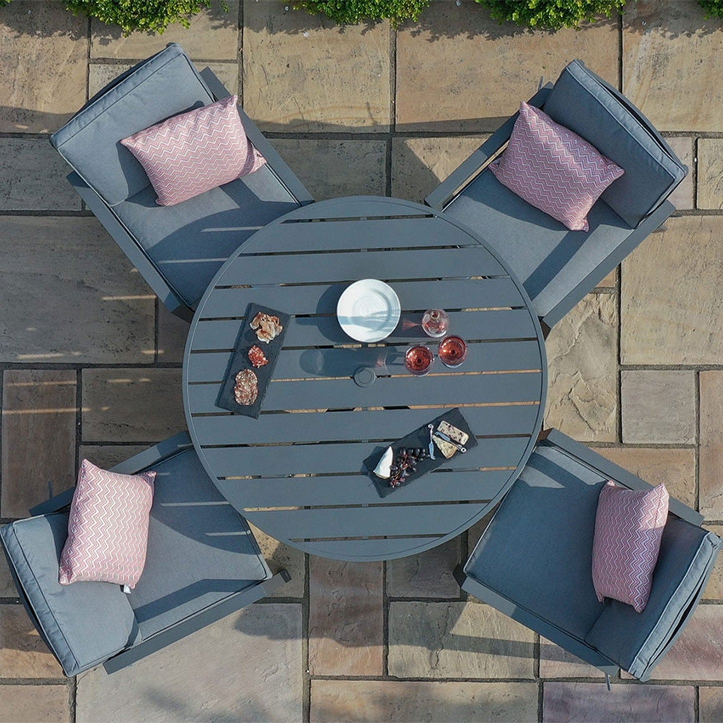 New York Outdoor 4 Seat Round Dining Set
